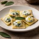 Ravioli ripieni di ricotta e spinaci con burro e salvia